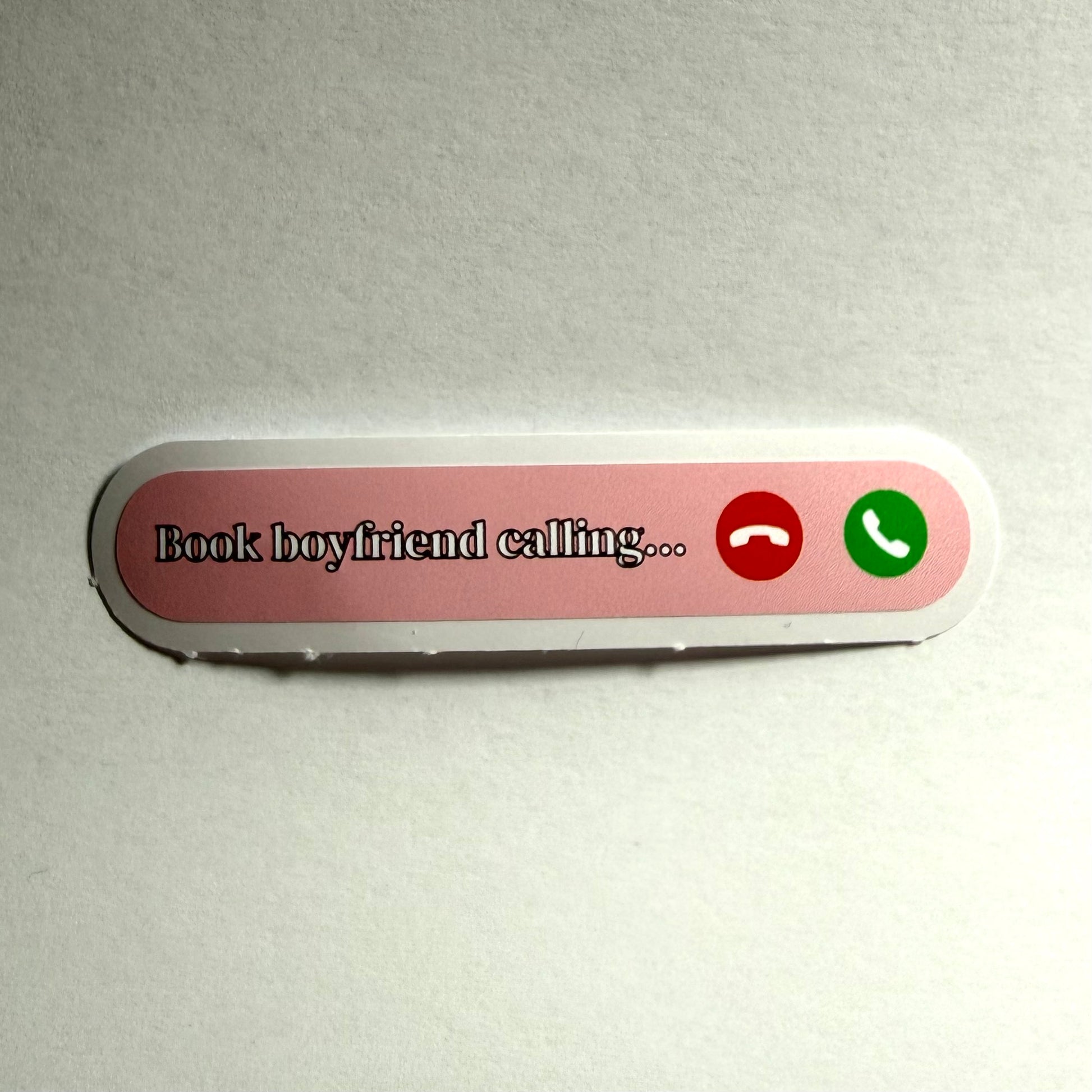 Kirjapoikaystävä soittaa | Kiiltävä vinyyli | FI/EN