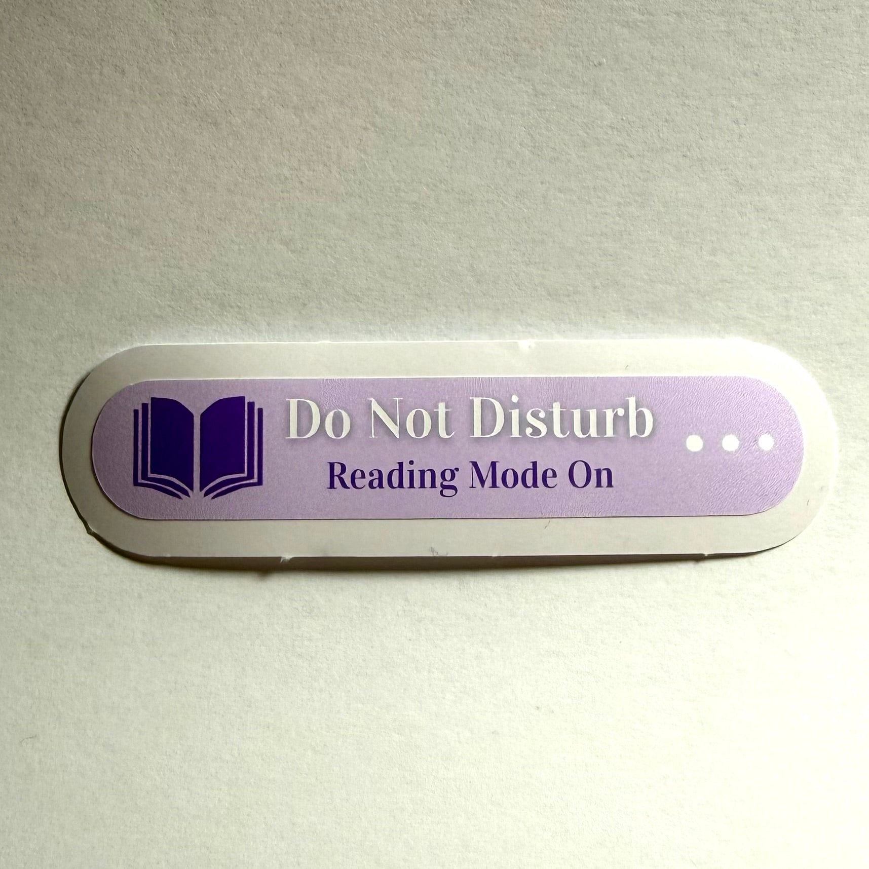 Lukutila päällä | Kiiltävä vinyyli | FI/EN