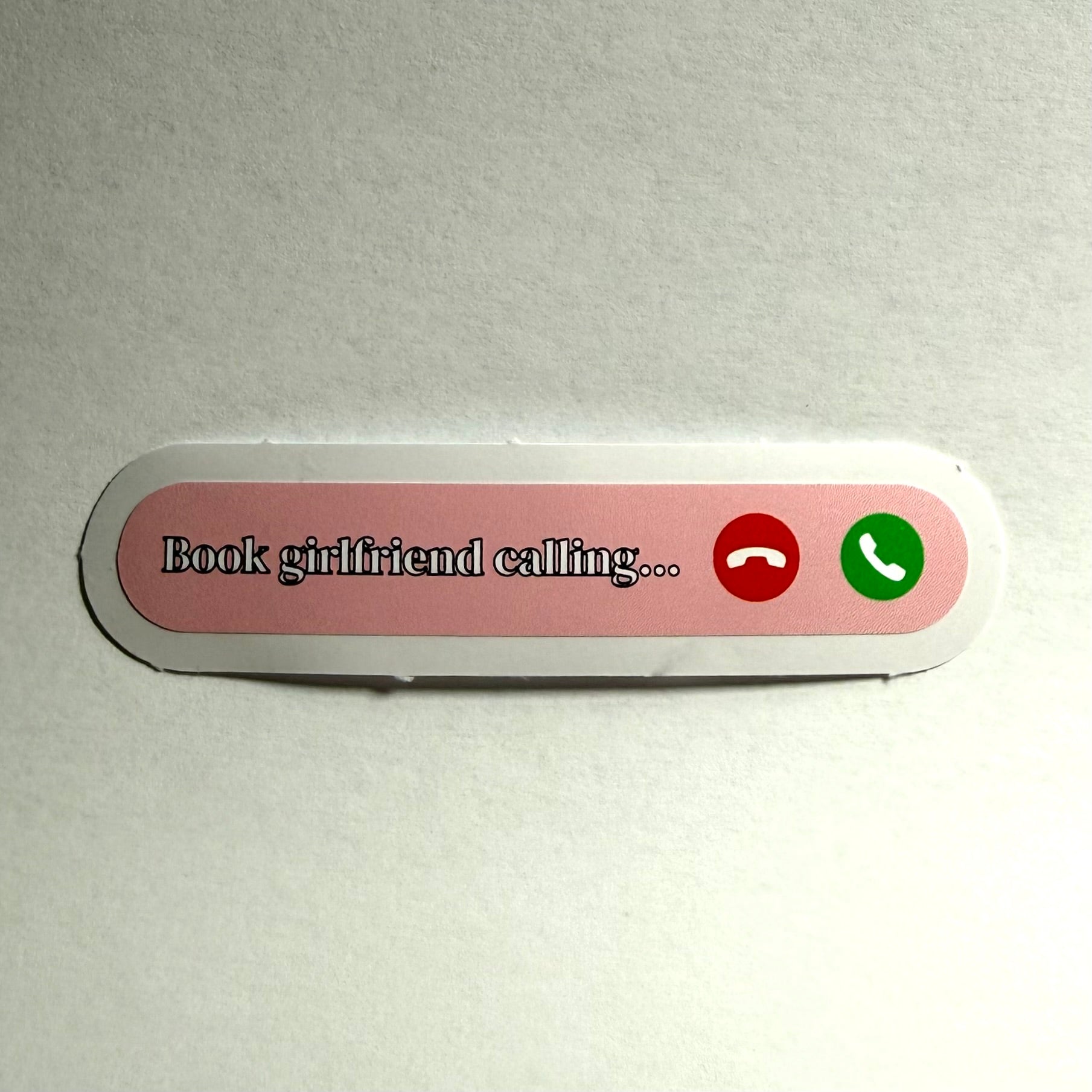 Kirjatyttöystävä soittaa | Kiiltävä vinyyli | FI/EN