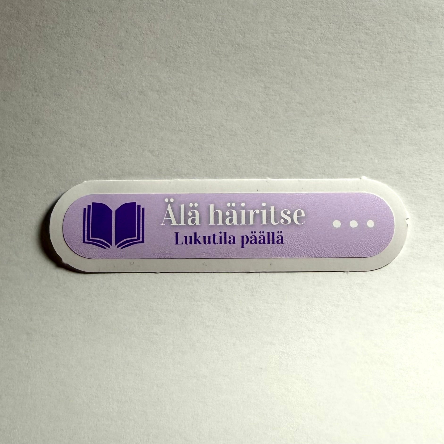 Lukutila päällä | Kiiltävä vinyyli | FI/EN