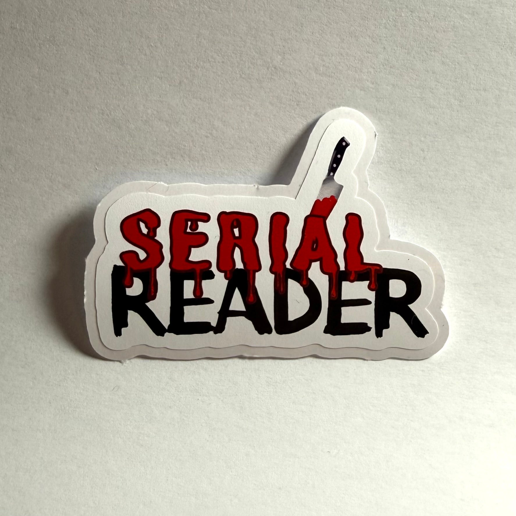 Sarjalukija | Kiiltävä vinyyli | FI/EN