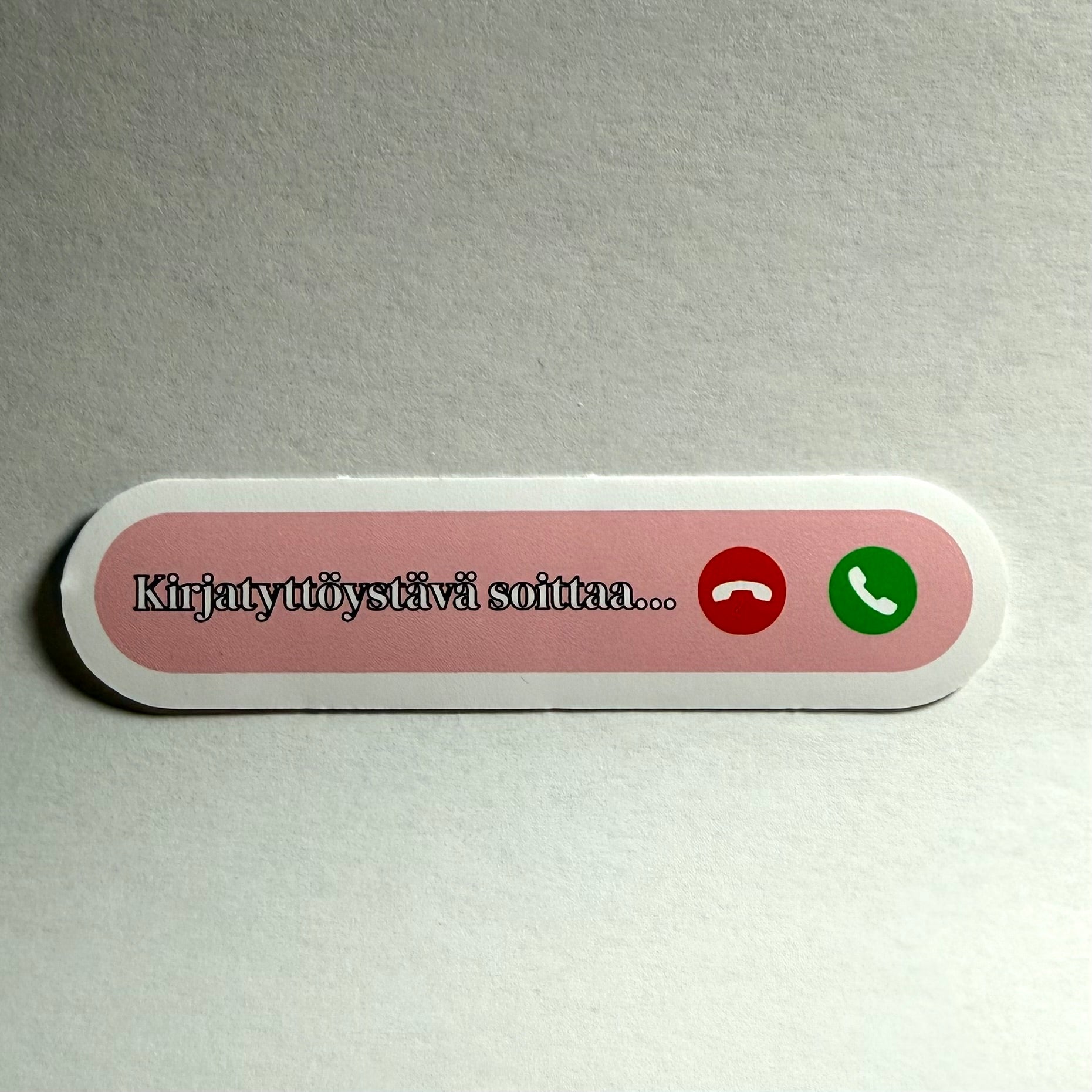 Kirjatyttöystävä soittaa | Kiiltävä vinyyli | FI/EN