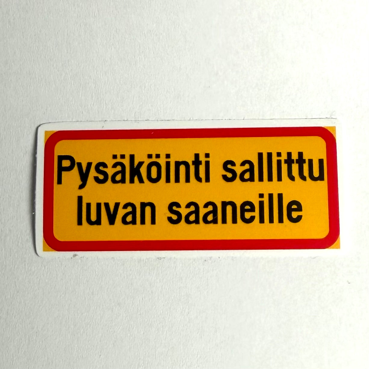 Pysäköinti sallittu luvan saaneille | Kiiltävä vinyyli
